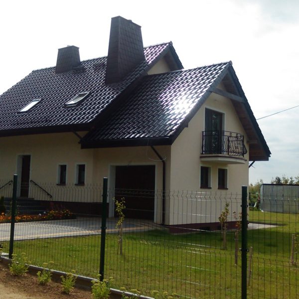 Dach pokryty dachówką Creaton Titania w eleganckiej, brązowej glazurze o wysokim połysku.